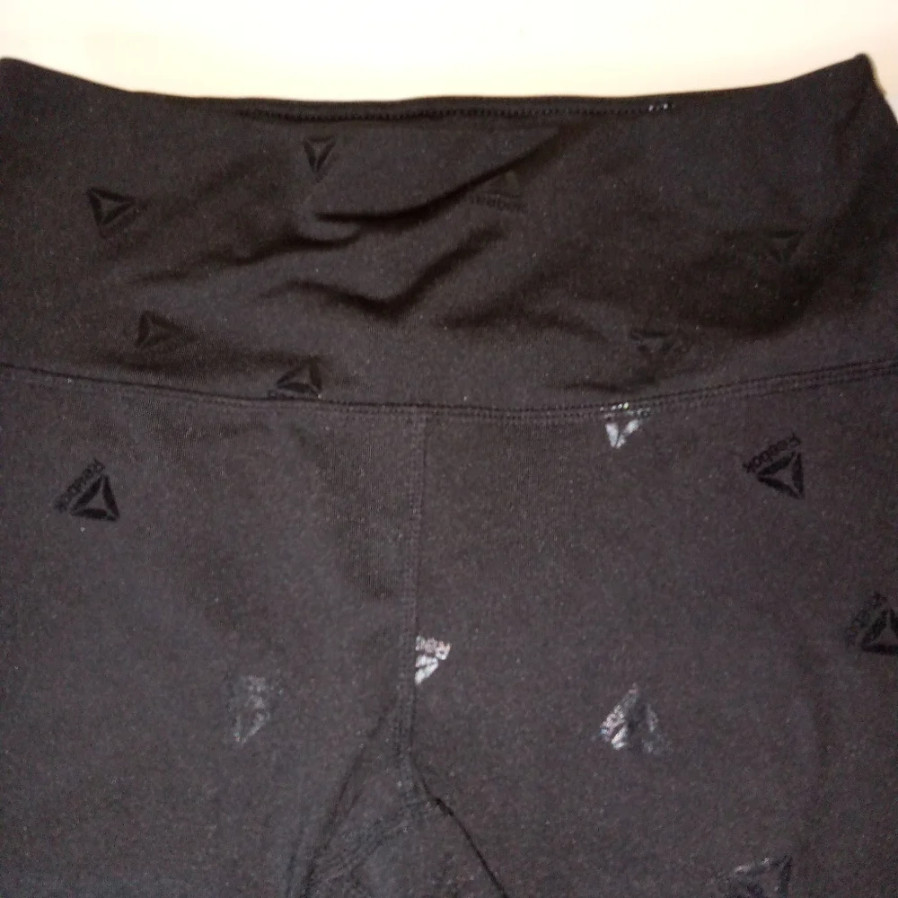 Reebok 3 Pc Bundle Capri Leggings, Shorts & Sports Bra Medium - Picture 4 of 16